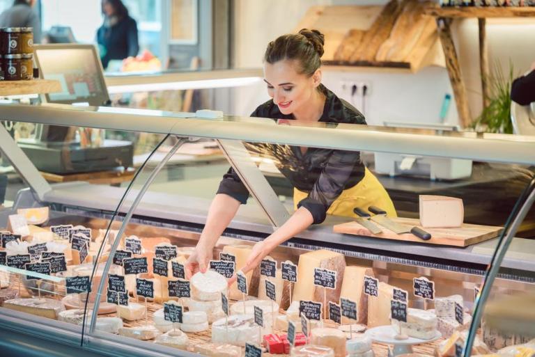 La vitrine réfrigérée garde les produits frais à Castelginest
